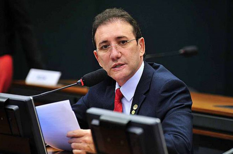 Ex-deputado Adail Carneiro é denunciado à Justiça por lavagem de dinheiro