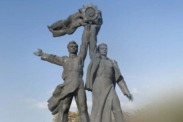 Kiev vai retirar estátua símbolo da amizade entre russos e ucranianos