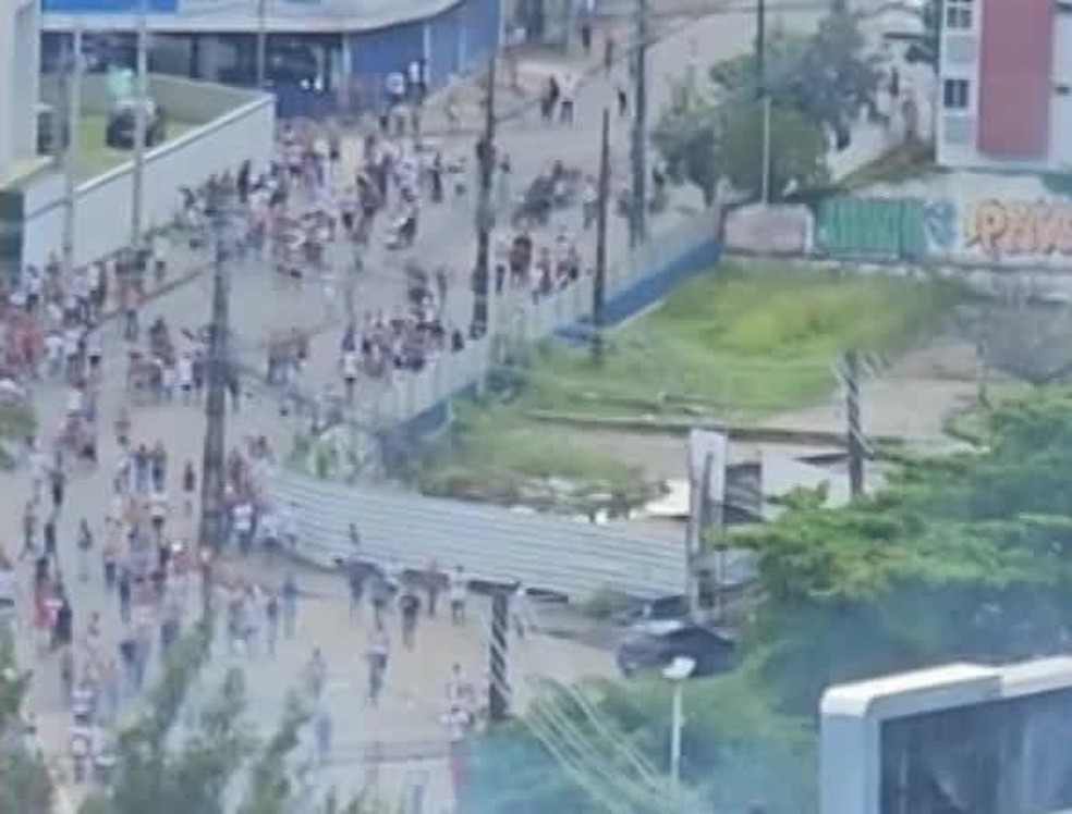 Vídeos mostram correria e confusão entre torcedores do Santa Cruz e Campinense no Recife