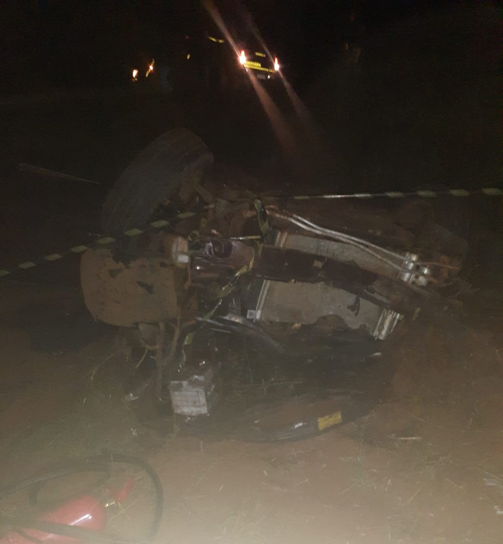 Homem morre após carro capotar e cair em ribanceira na PRC-487, em Cândido de Abreu