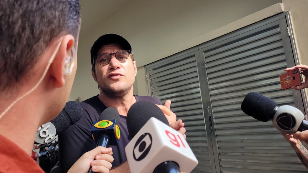 Ex-BBB Diego Alemão deixa delegacia após pagar fiança e diz que estava armado porque estava sofrendo ameaça