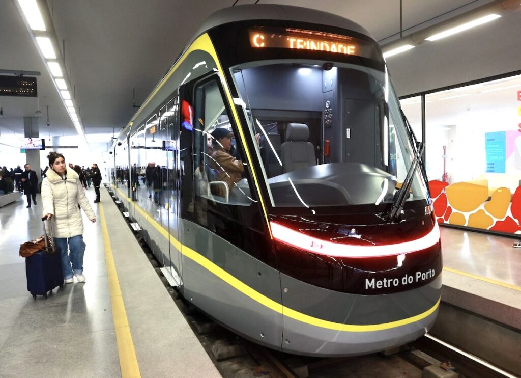 Grande blecaute atinge Espanha e Portugal, afetando transporte, saúde e comunicação online.