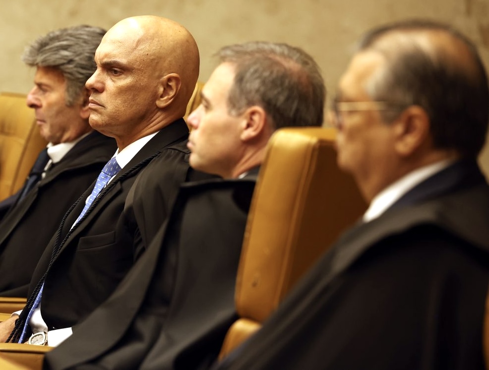 Pesquisa revela que a maioria dos brasileiros sente vergonha do STF, enquanto uma parcela menor expressa orgulho