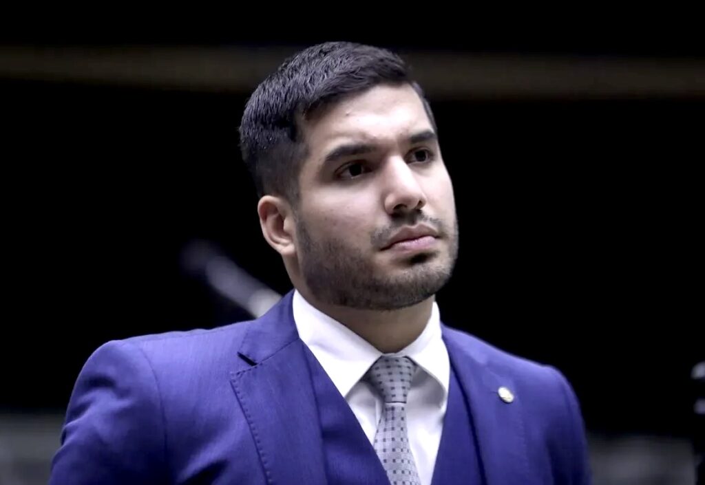 Críticas a Fernandes após polêmica declaração no Rio: pediu aplausos para mortes e se intitulou cristão.