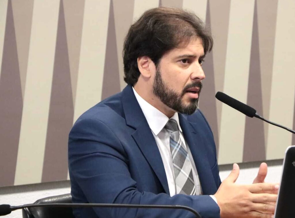 Ministro de Lula decide manter diretor do DNIT no cargo, mesmo com tornozeleira em investigação do INSS