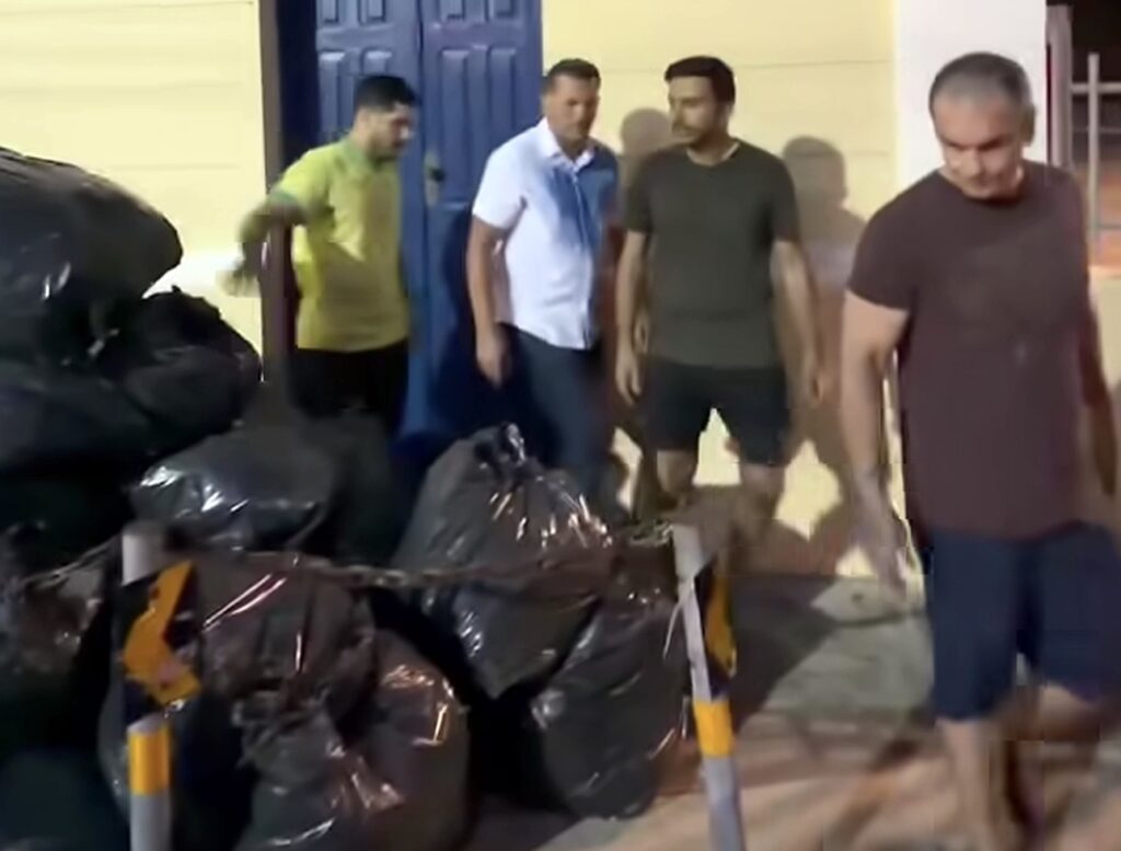 Deputado André Fernandes gera polêmica ao gravar vídeo descartando lixo em frente à Prefeitura de Fortaleza